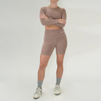 Haut court ajusté à manches longues pour femme – Modèle couleur moka