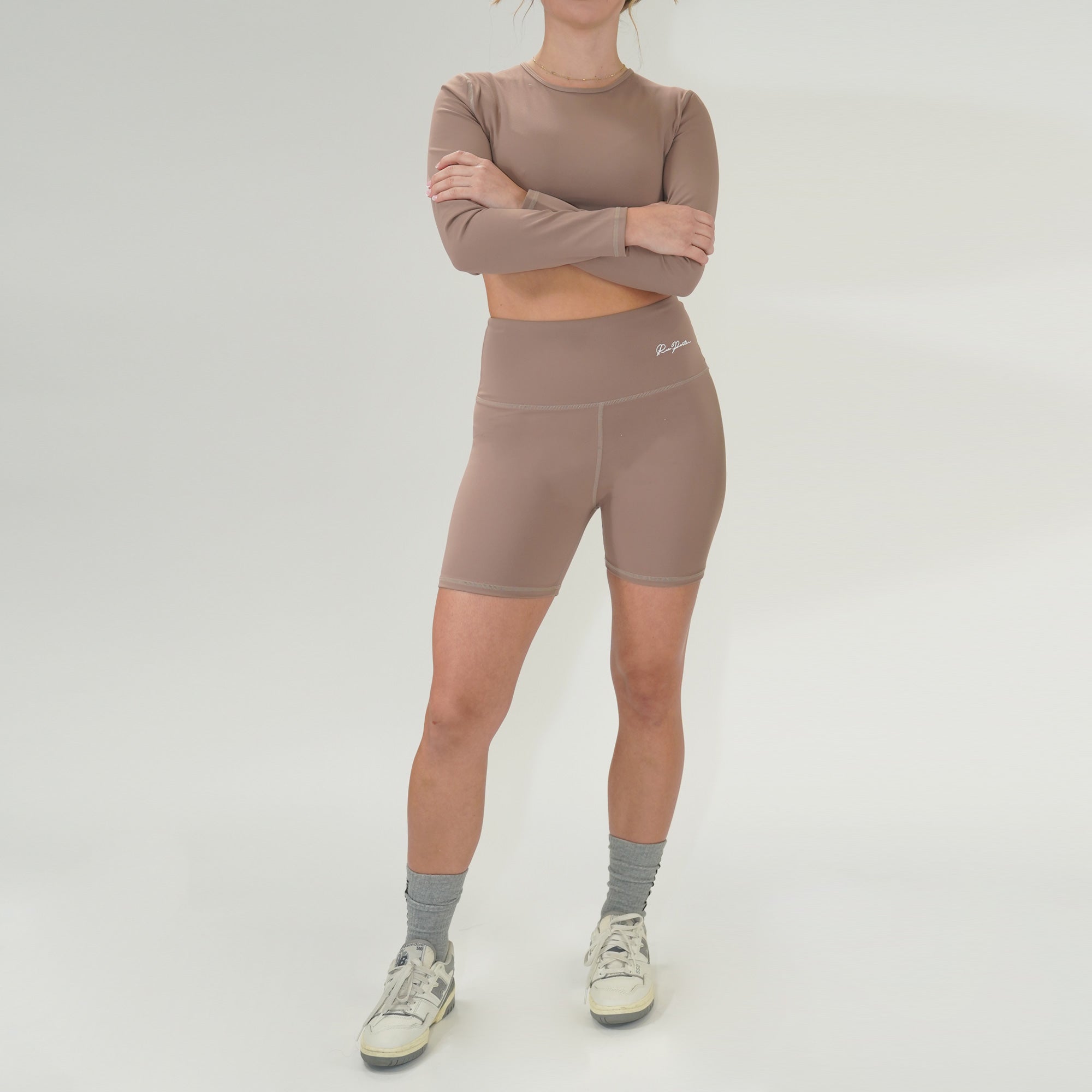 Haut court ajusté à manches longues pour femme – Modèle couleur moka