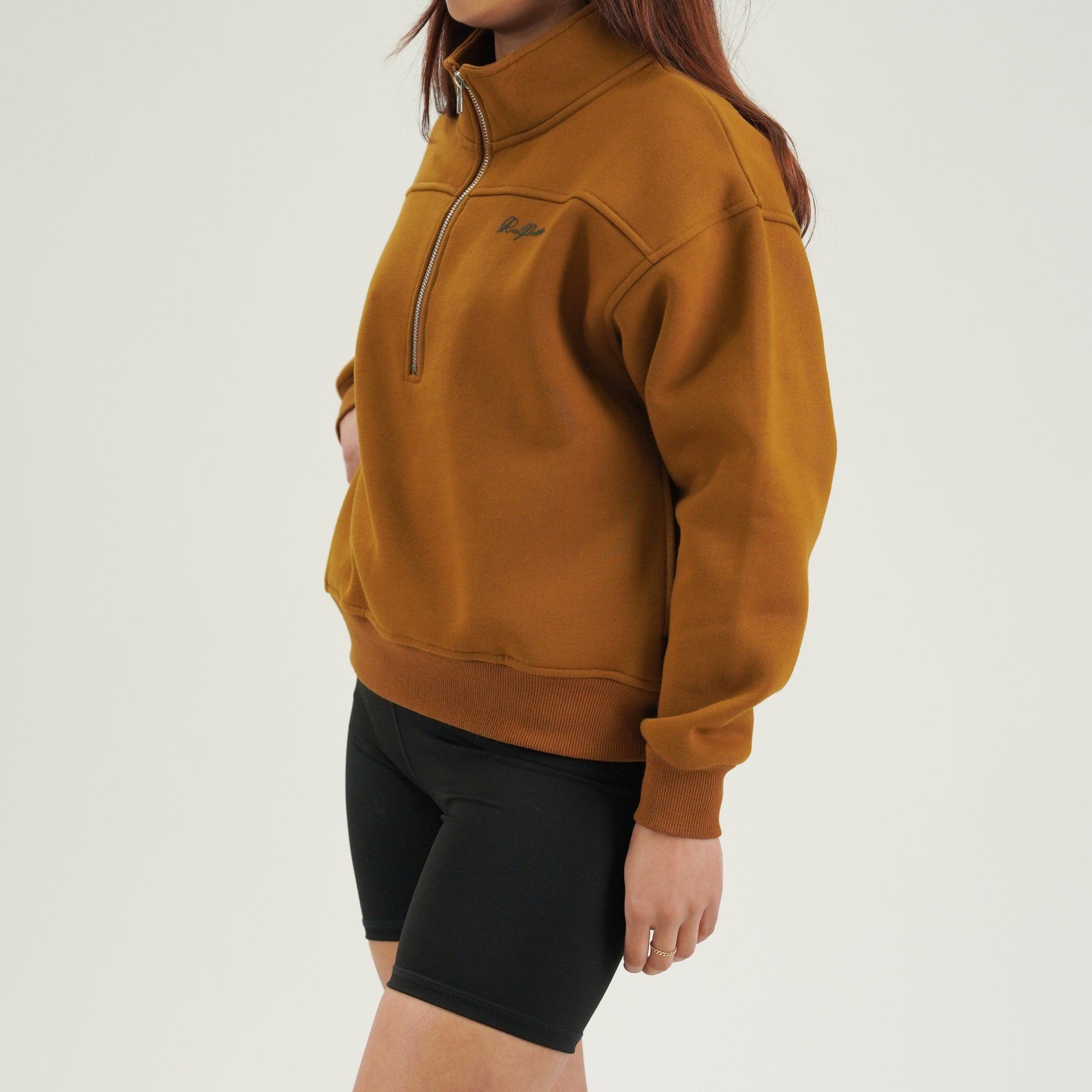 Pull à col rond de style contemporain — demi-fermeture éclair, couleur caramel